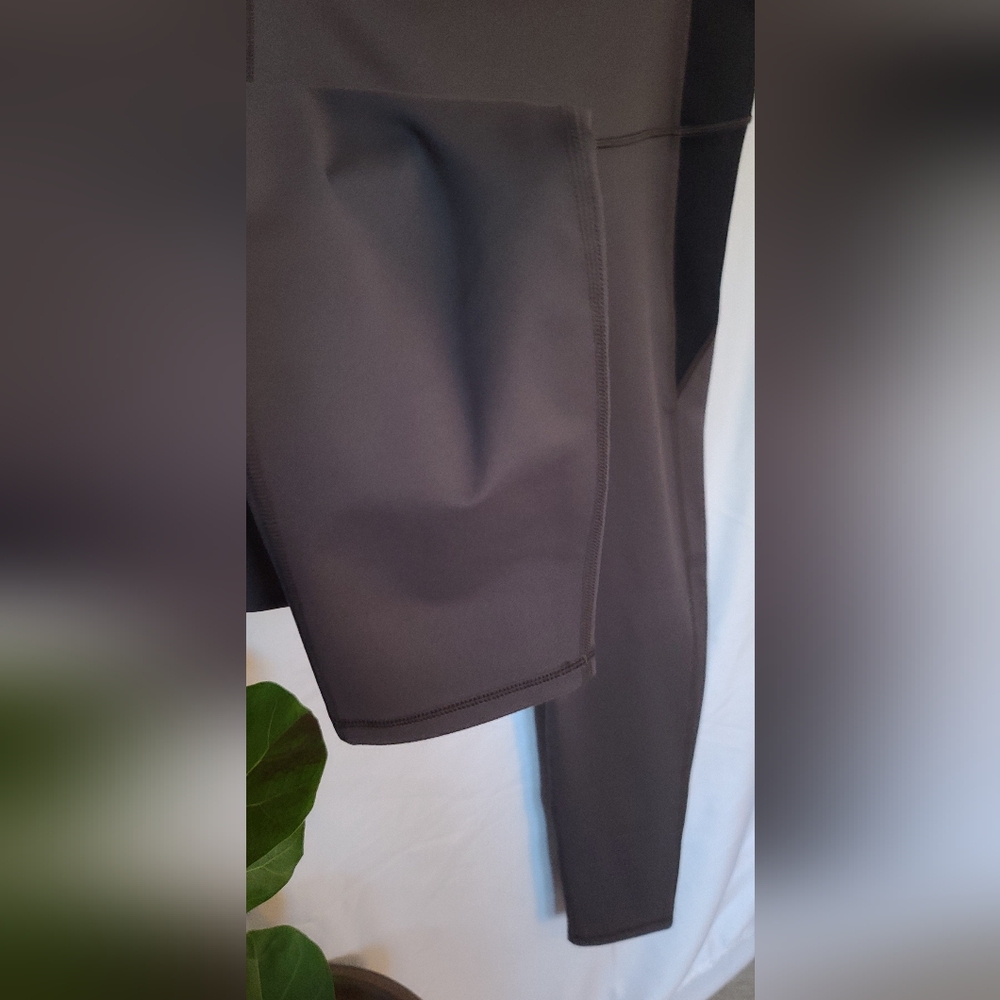 SOLD NWOT Under Armour Gray Leggings - size XL - Picture 4 of 11